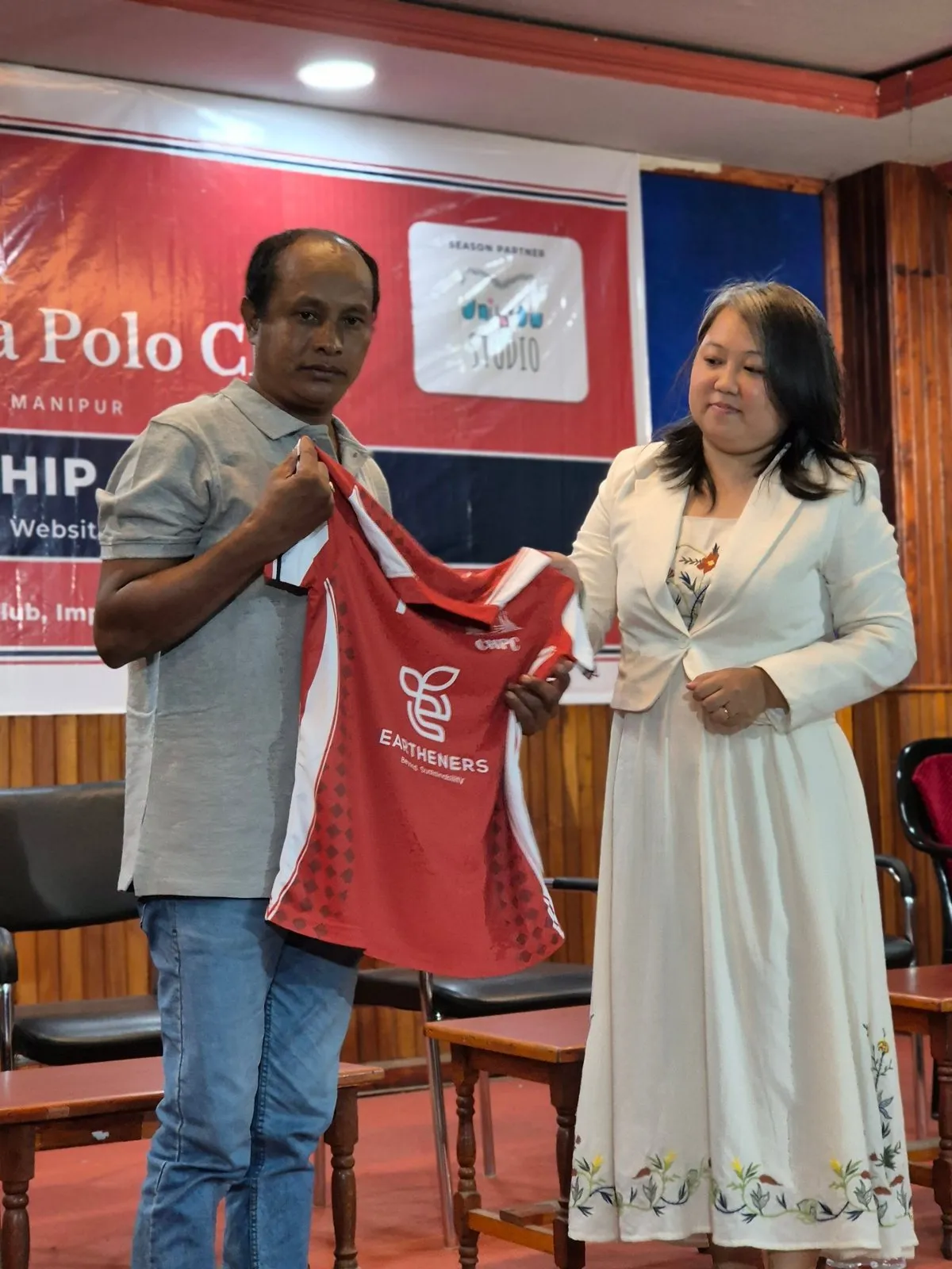 Tedawnshim Khaling of Unibrow Studio hands over a jersey for the 2026–27 season, 07-10-2026.